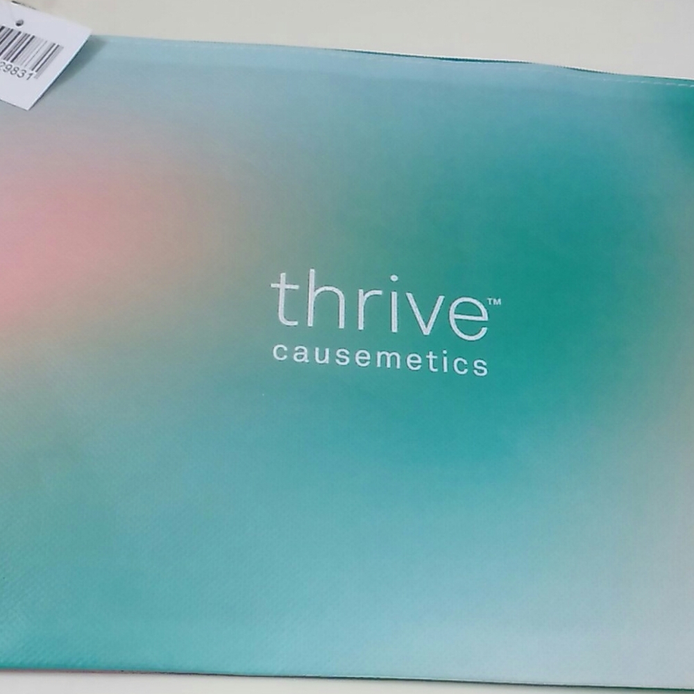 NWT Thrive Makeup Bag